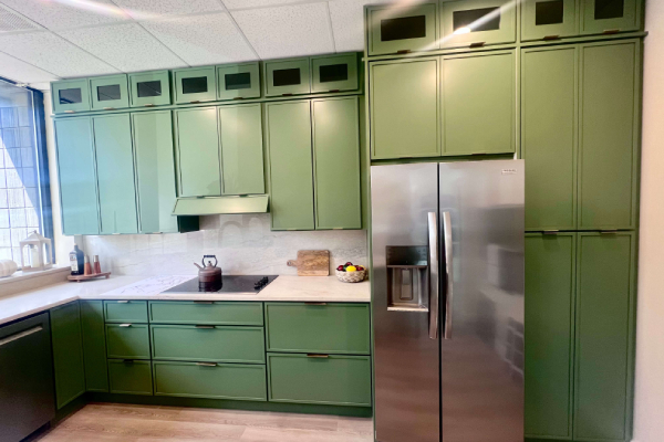 A dry bar with white cabinets by DCI Cabinets Direct.